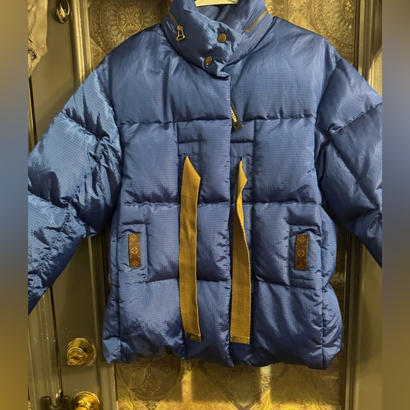 Authentic Louis Vuitton women’s down puffer jacket with belt - Picture 3 of 16